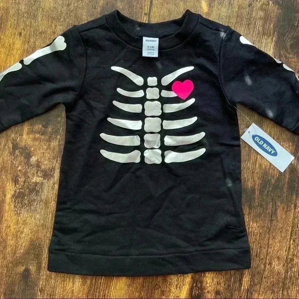 BUNDLE: 2 Old Navy- infant long sleeve t-shirts. Size: 0-3mos
